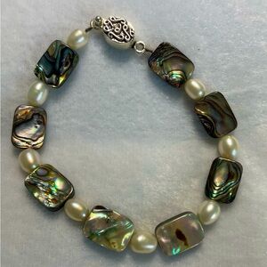 Pearl Bracelet. 7 inches.